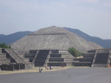 The Pyramid of the Sun is located along Calle de los Muertos (the Avenue of the Dead), at Teotihuacan outside Mexico City.