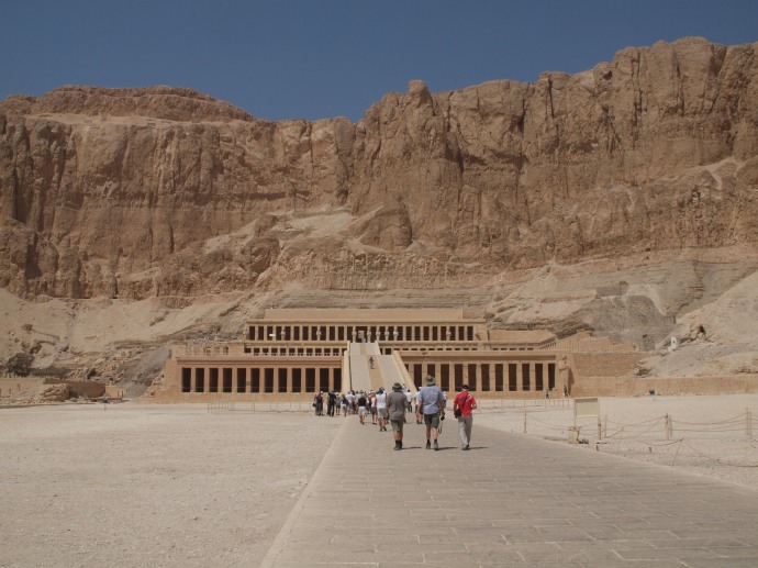 Approaching Hatshepsut's temple.