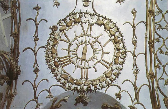 This very creepy clock in the Capuchin Crypt lacks a minute hand.